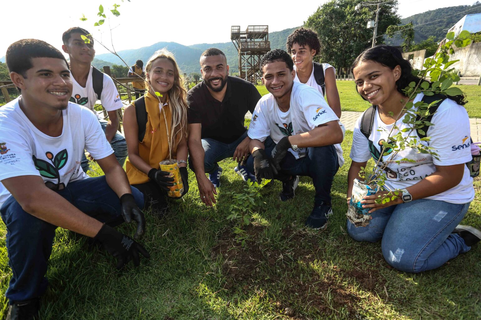 Projeto-EcoSocial-faz-plantio-de-arvores-no-Parqeu-orla-Piratininga-23-1536x1024